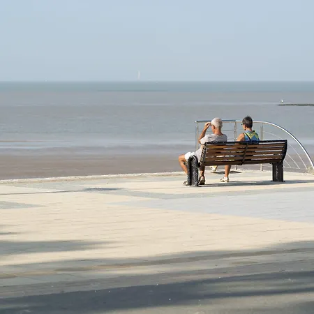 Отель Cerise - Le Grand De La 3*